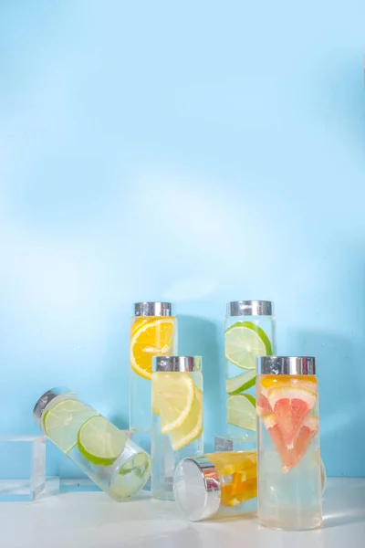Olika Typer Kalla Drycker Flaskor Sommar Infunderade Vattenflaskor Lemonad Friska — Stockfoto