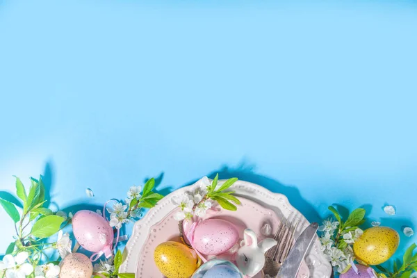 Easter Table Setting Decoration Colorful Easter Eggs Spring Garden Blossom — Stockfoto