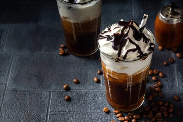 Kaltes Kaffeetrinken Frappe Frappuccino Mit Schlagsahne Und Schokoladensirup Mit Strohhalmen — Stockfoto