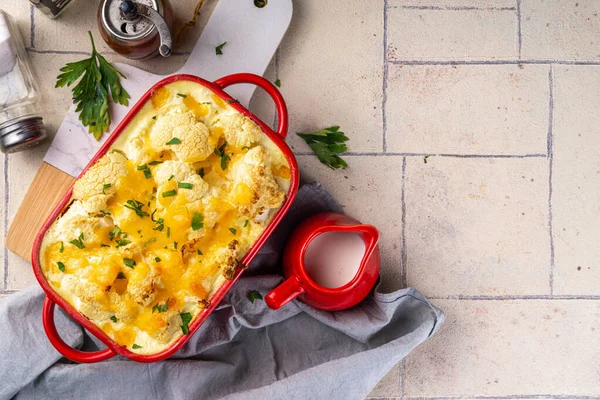 Geladen Cheesy Plantaardige Bloemkool Ovenschotel Met Romige Saus Gebakken Herfst — Stockfoto