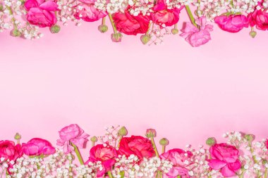 Bir buket güzel ranunculus çiçeğiyle basit bir bahar tatili tebrik kartı geçmişi. Tatil hediyesi, doğum günü, düğün, anneler günü, sevgililer günü, kadınlar günü. Çiçek düzenlemesi