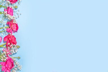 Bir buket güzel ranunculus çiçeğiyle basit bir bahar tatili tebrik kartı geçmişi. Tatil hediyesi, doğum günü, düğün, anneler günü, sevgililer günü, kadınlar günü. Çiçek düzenlemesi