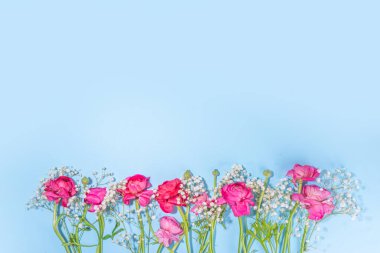 Bir buket güzel ranunculus çiçeğiyle basit bir bahar tatili tebrik kartı geçmişi. Tatil hediyesi, doğum günü, düğün, anneler günü, sevgililer günü, kadınlar günü. Çiçek düzenlemesi