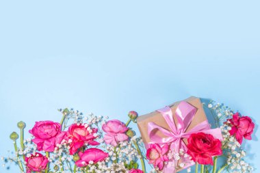 Bir buket güzel ranunculus çiçeğiyle basit bir bahar tatili tebrik kartı geçmişi. Tatil hediyesi, doğum günü, düğün, anneler günü, sevgililer günü, kadınlar günü. Çiçek düzenlemesi