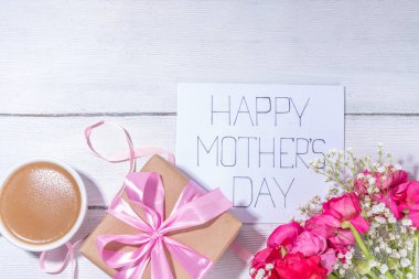 Anneler günü tebrik kartı, davetiye arkaplanı, güzel ranunculus çiçeği buketi, sevimli el işi kağıt hediye paketi ve not: Mutlu anneler günleri, beyaz arkaplanda kopyalama alanı