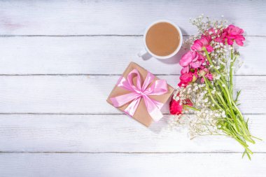 Bir buket güzel ranunculus çiçeğiyle basit bir bahar tatili tebrik kartı geçmişi. Tatil hediyesi, doğum günü, düğün, anneler günü, sevgililer günü, kadınlar günü. Çiçek düzenlemesi