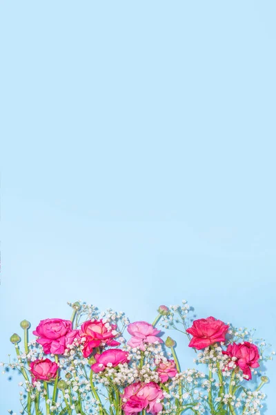 Jednoduché Jarní Svátky Blahopřání Pozadí Kyticí Krásných Květin Rununculus Dárek — Stock fotografie