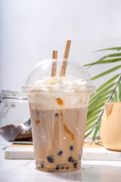 タピオカボールコーヒーフレープ タピオカボールとホイップコココナッツクリームとキャラメルソースとアジアのトレンディーな冷たいコーヒードリンク — ストック写真