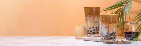 Boba Dalgona咖啡 时尚的亚洲拿铁晨饮 带有速溶咖啡和木薯珍珠球 夏日泰姬酒 背景阳光明媚 — 图库照片