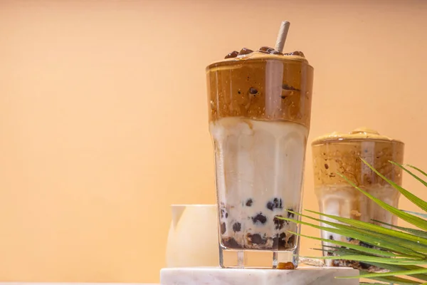 stock image Boba dalgona coffee. Trendy asian latte morning drink with whipped instant coffee and tapioca pearl balls, summer thai bubble cocktail glass in sunny background