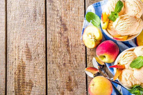 Hausgemachtes Süßes Pfirsicheis Pfirsichkugeln Kleinen Schälchen Auf Holzgrund Mit Frischen — Stockfoto