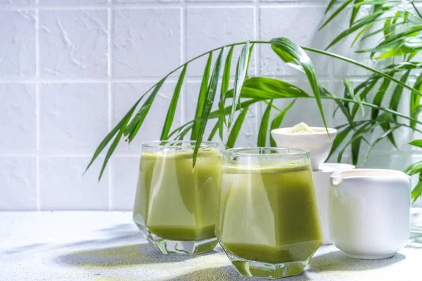 Bebida Fría Verde Matcha Cóctel Helado Latte Matcha Dos Vasos —  Fotos de Stock