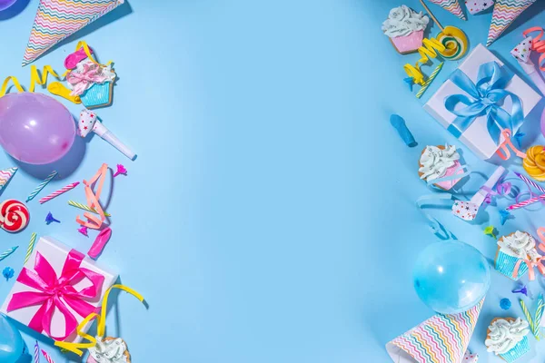 Wszystkiego Najlepszego Okazji Urodzin Płaskowyż Kolorowymi Narzędziami Wakacyjnymi Czapki Urodzinowe — Zdjęcie stockowe