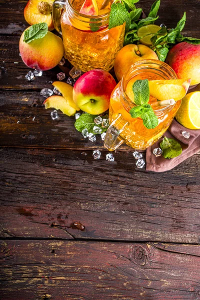 ミントとレモンのスライスと新鮮な自家製ピーチ甘いお茶 夏の冷たいフルーツドリンク 新鮮な桃の木の背景 コピースペース — ストック写真