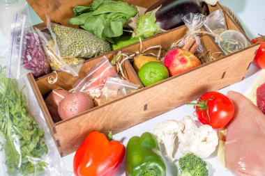 Yemek seti teslimat konsepti. Çeşitli sağlıklı yemek malzemeleri koyun et, sebze, meyve, baharat ve yemek tarifleri. İnternetten şef malzemeleri sipariş etmek, market teslimatı.