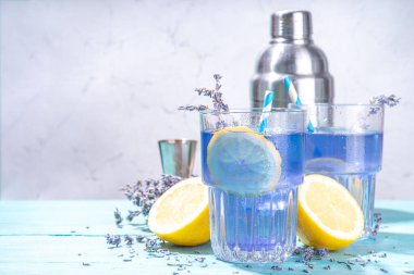 Eritilmiş lavantalı lavanta içeceği, renkli mor lavanta çiçekleri yaz limonatası fotokopi alanı. 