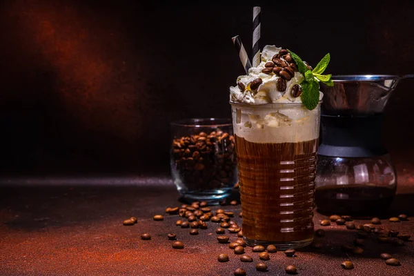 Παγωμένος Καφές Ψηλό Ποτήρι Ένα Γλυκό Κρύο Latte Σαντιγί Chemex — Φωτογραφία Αρχείου