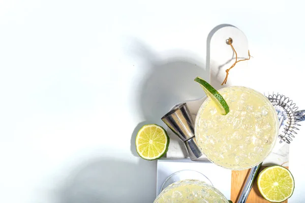 Kyselý Alkoholický Limetkový Džinový Nápoj Limonáda Martini Alkohol Chlast Koktejl — Stock fotografie