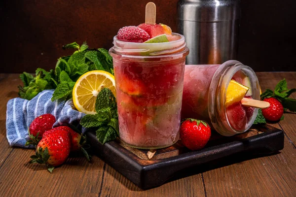 Frozen Mocktail Popsicle Punch Fruit Berry Iced Summer Sangria Strawberry — Stock Fotó
