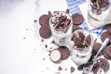 Krema ve kurabiye katmanlı tatlı. Ev yapımı oreo bisküvisi, vanilyalı çikolatalı kurabiye katmanlı peynirli kek, geleneksel Amerikan kahvaltısı tatlısının bir çeşidi.