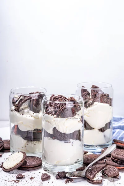 Smetanový Sušenkový Zákusek Domácí Oreo Maličkost Vanilkové Čokoládové Sušenky Vrstvený — Stock fotografie