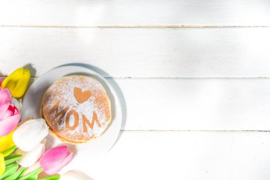 Anneler Günü Brunch Restoran Davetiyesi. Çeşitli Anneler Günü Menüleri, geleneksel kahvaltı, öğle yemeği ve içecek seti, güneşli beyaz ahşap arka planda çiçekler.