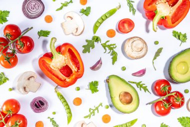 Çeşitli taze sebzeler. Çiğ organik sebzeler, salata malzemeleri beyaz arka planda parlak yassı. Sağlıklı beslenme, vejetaryen vejetaryen yemek pişirme arka plan fotokopi alanı