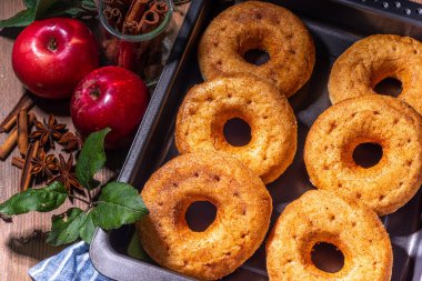Geleneksel lezzet elma şırası yemeye hazır. Elmalı tarçınlı çörek, elmalı turta ve baharat, ahşap masa üzerinde servis edilir.