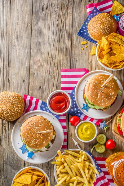 独立記念日 7月4日 伝統的なアメリカの記念の日ハンバーガーと愛国的なピクニック フライドポテトと軽食 夏のアメリカのピクニックとBbqの概念 古い木製の背景 — ストック写真