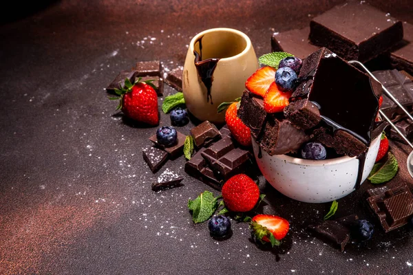 Bolinhos Chocolate Escuro Com Bagas Stack Biscoitos Bolo Brownie Caseiro — Fotografia de Stock