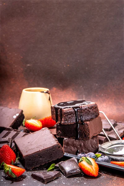 Sötét Csokis Süti Bogyókkal Egy Halom Házi Süti Csokoládé Szósszal — Stock Fotó