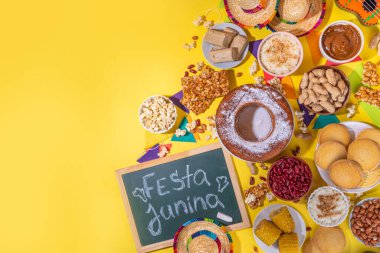 Geleneksel Festa Junina Yaz Festivali Karnaval Yemekleri. Geleneksel Brezilya Festa Junina yemekleri ve aperatifleri - patlamış mısır, fıstık, mısır keki, fasulye, kurabiye, paket, bayram dekorasyonu ve aksesuarlarıyla