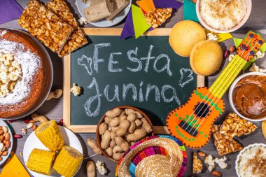 Geleneksel Festa Junina Yaz Festivali Karnaval Yemekleri. Geleneksel Brezilya Festa Junina yemekleri ve aperatifleri - patlamış mısır, fıstık, mısır keki, fasulye, kurabiye, paket, bayram dekorasyonu ve aksesuarlarıyla