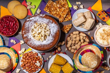 Geleneksel Festa Junina Yaz Festivali Karnaval Yemekleri. Geleneksel Brezilya Festa Junina yemekleri ve aperatifleri - patlamış mısır, fıstık, mısır keki, fasulye, kurabiye, paket, bayram dekorasyonu ve aksesuarlarıyla