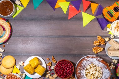 Geleneksel Festa Junina Yaz Festivali Karnaval Yemekleri. Geleneksel Brezilya Festa Junina yemekleri ve aperatifleri - patlamış mısır, fıstık, mısır keki, fasulye, kurabiye, paket, bayram dekorasyonu ve aksesuarlarıyla