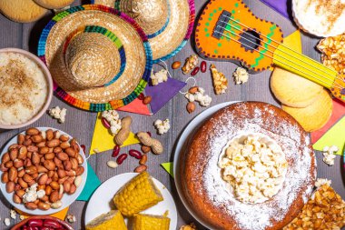 Geleneksel Festa Junina Yaz Festivali Karnaval Yemekleri. Geleneksel Brezilya Festa Junina yemekleri ve aperatifleri - patlamış mısır, fıstık, mısır keki, fasulye, kurabiye, paket, bayram dekorasyonu ve aksesuarlarıyla