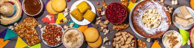 Geleneksel Festa Junina Yaz Festivali Karnaval Yemekleri. Geleneksel Brezilya Festa Junina yemekleri ve aperatifleri - patlamış mısır, fıstık, mısır keki, fasulye, kurabiye, paket, bayram dekorasyonu ve aksesuarlarıyla