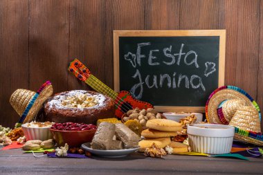 Geleneksel Festa Junina Yaz Festivali Karnaval Yemekleri. Geleneksel Brezilya Festa Junina yemekleri ve aperatifleri - patlamış mısır, fıstık, mısır keki, fasulye, kurabiye, paket, bayram dekorasyonu ve aksesuarlarıyla