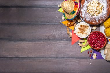 Geleneksel Festa Junina Yaz Festivali Karnaval Yemekleri. Geleneksel Brezilya Festa Junina yemekleri ve aperatifleri - patlamış mısır, fıstık, mısır keki, fasulye, kurabiye, paket, bayram dekorasyonu ve aksesuarlarıyla