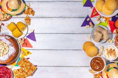 Geleneksel Festa Junina Yaz Festivali Karnaval Yemekleri. Geleneksel Brezilya Festa Junina yemekleri ve aperatifleri - patlamış mısır, fıstık, mısır keki, fasulye, kurabiye, paket, bayram dekorasyonu ve aksesuarlarıyla