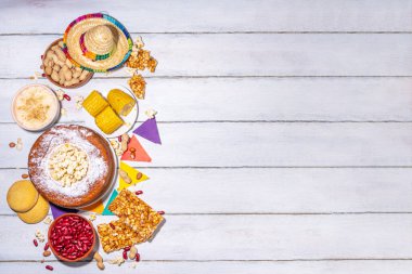 Geleneksel Festa Junina Yaz Festivali Karnaval Yemekleri. Geleneksel Brezilya Festa Junina yemekleri ve aperatifleri - patlamış mısır, fıstık, mısır keki, fasulye, kurabiye, paket, bayram dekorasyonu ve aksesuarlarıyla