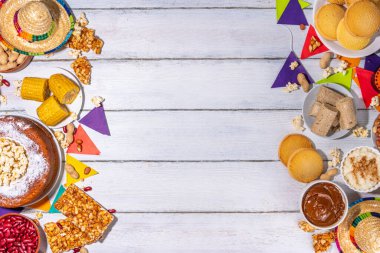Geleneksel Festa Junina Yaz Festivali Karnaval Yemekleri. Geleneksel Brezilya Festa Junina yemekleri ve aperatifleri - patlamış mısır, fıstık, mısır keki, fasulye, kurabiye, paket, bayram dekorasyonu ve aksesuarlarıyla