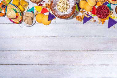 Geleneksel Festa Junina Yaz Festivali Karnaval Yemekleri. Geleneksel Brezilya Festa Junina yemekleri ve aperatifleri - patlamış mısır, fıstık, mısır keki, fasulye, kurabiye, paket, bayram dekorasyonu ve aksesuarlarıyla