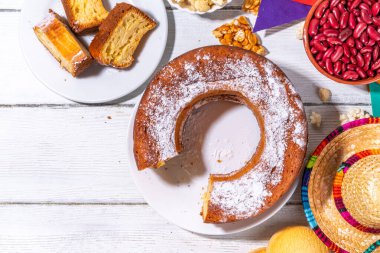Geleneksel Festa Junina Yaz Festivali Karnaval Yemekleri. Geleneksel Brezilya Festa Junina yemekleri ve aperatifleri - patlamış mısır, fıstık, mısır keki, fasulye, kurabiye, paket, bayram dekorasyonu ve aksesuarlarıyla