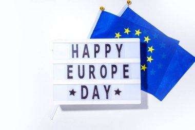 Mutlu Avrupa Günü, basit arkaplan, yazıtlı ışıkkutusu işareti Mutlu Avrupa Günü, Avrupa Birliği bayrakları, beyaz arka plan üst görünümü düz fotokopi alanı