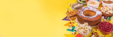 Geleneksel Festa Junina Yaz Festivali Karnaval Yemekleri. Geleneksel Brezilya Festa Junina yemekleri ve aperatifleri - patlamış mısır, fıstık, mısır keki, fasulye, kurabiye, paket, bayram dekorasyonu ve aksesuarlarıyla