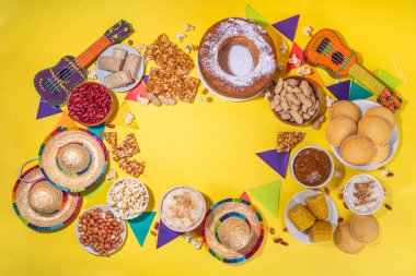 Geleneksel Festa Junina Yaz Festivali Karnaval Yemekleri. Geleneksel Brezilya Festa Junina yemekleri ve aperatifleri - patlamış mısır, fıstık, mısır keki, fasulye, kurabiye, paket, bayram dekorasyonu ve aksesuarlarıyla