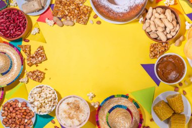 Geleneksel Festa Junina Yaz Festivali Karnaval Yemekleri. Geleneksel Brezilya Festa Junina yemekleri ve aperatifleri - patlamış mısır, fıstık, mısır keki, fasulye, kurabiye, paket, bayram dekorasyonu ve aksesuarlarıyla