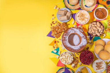 Geleneksel Festa Junina Yaz Festivali Karnaval Yemekleri. Geleneksel Brezilya Festa Junina yemekleri ve aperatifleri - patlamış mısır, fıstık, mısır keki, fasulye, kurabiye, paket, bayram dekorasyonu ve aksesuarlarıyla