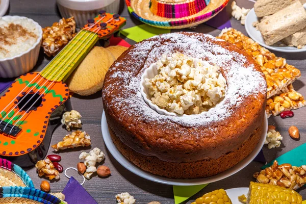 Geleneksel Festa Junina Yaz Festivali Karnaval Yemekleri. Geleneksel Brezilya Festa Junina yemekleri ve aperatifleri - patlamış mısır, fıstık, mısır keki, fasulye, kurabiye, paket, bayram dekorasyonu ve aksesuarlarıyla